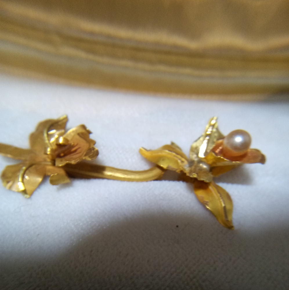 18k gold Elegant Gold Floral Pearl Brooch and earing. 5 grams together